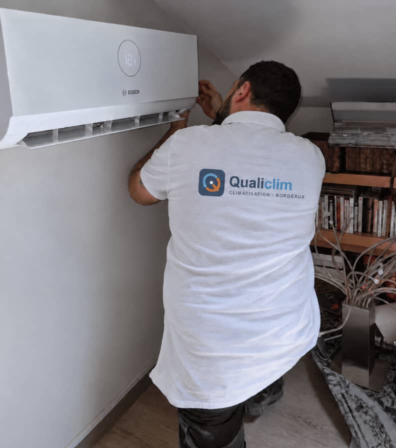 Climaticien Qualiclim posant une unité murale de climatisation Bosch