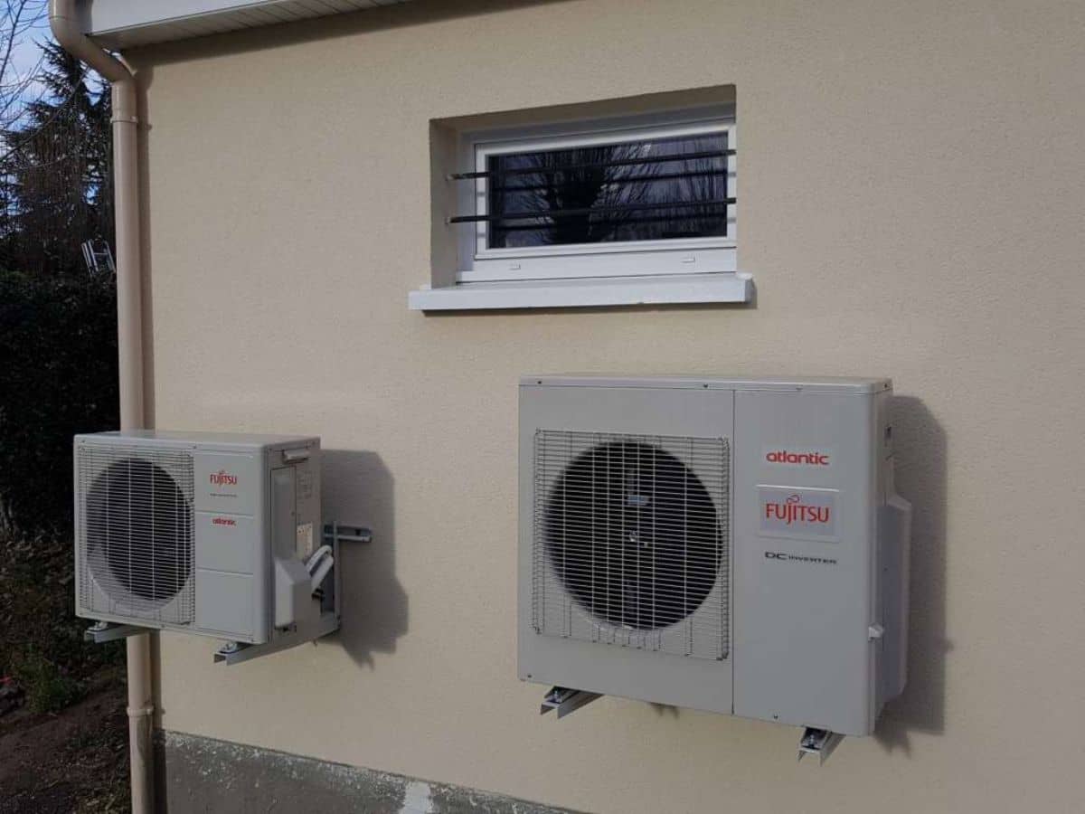 Deux groupes extérieurs de climatisation Atlantic Fujitsu posés en façade d’une maison