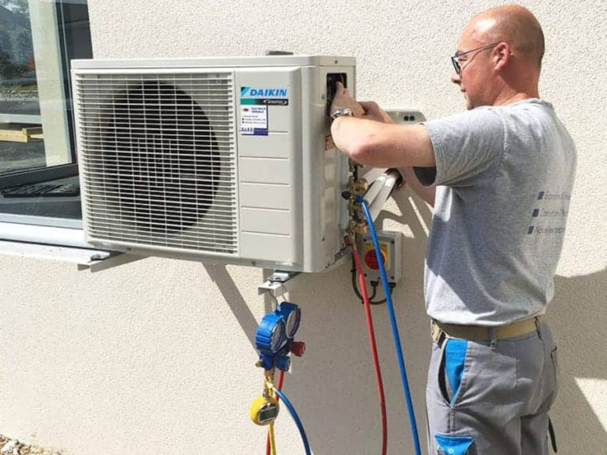Technicien Qualiclim raccordant les liaisons frigorifiques d’un groupe extérieur Daikin à Bordeaux