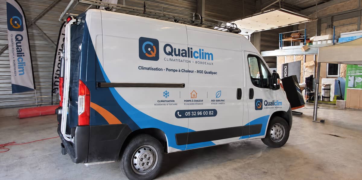 Véhicule d’intervention Qualiclim logoté dans l’entrepôt